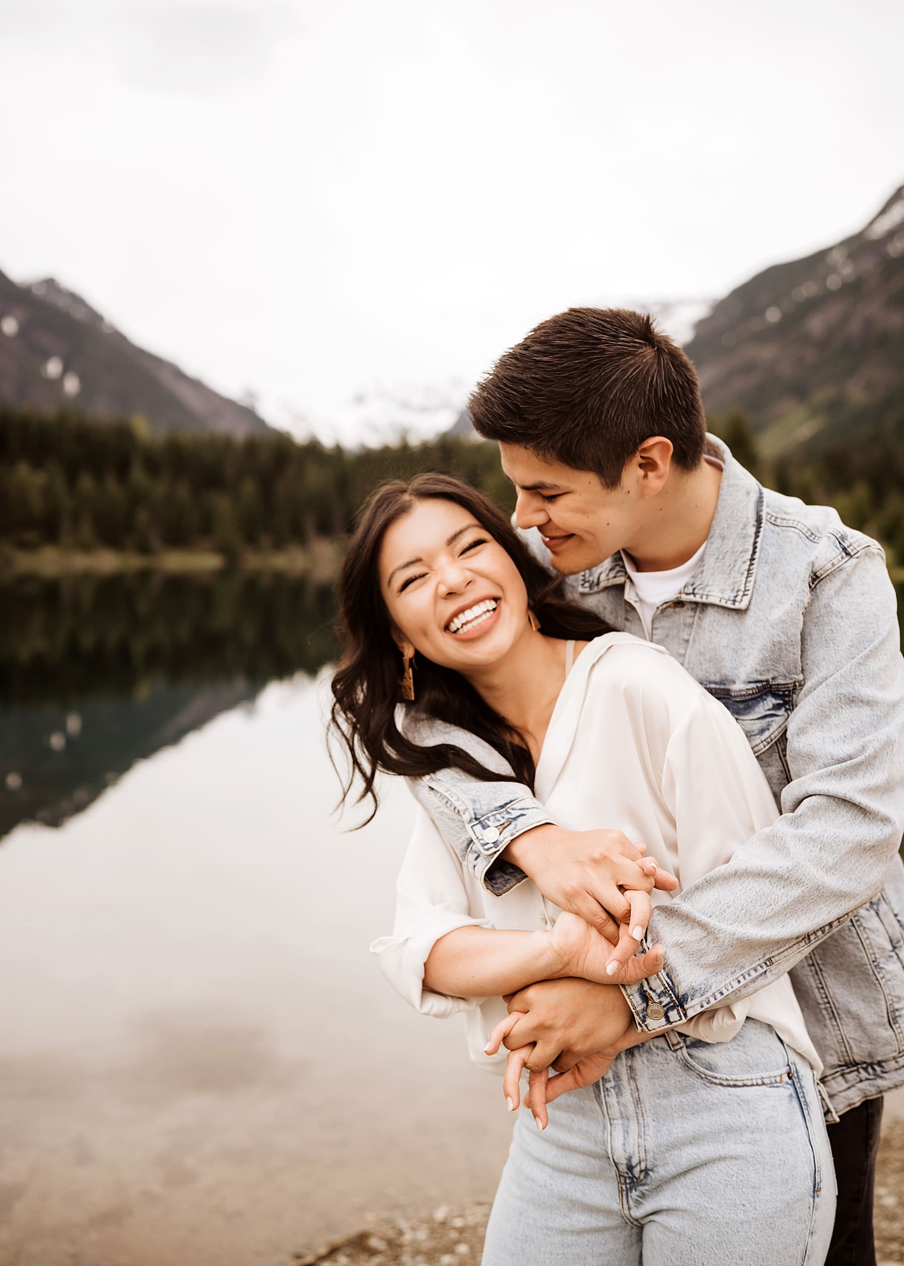Seattle Engagement Session at Gold Creek Pond | Kelly O'Connor Photography | Destination Wedding Photography | couples portraits, casual outfits for engagement session, blue jean outfits for engagement session | via kellyoconnorphotography.com