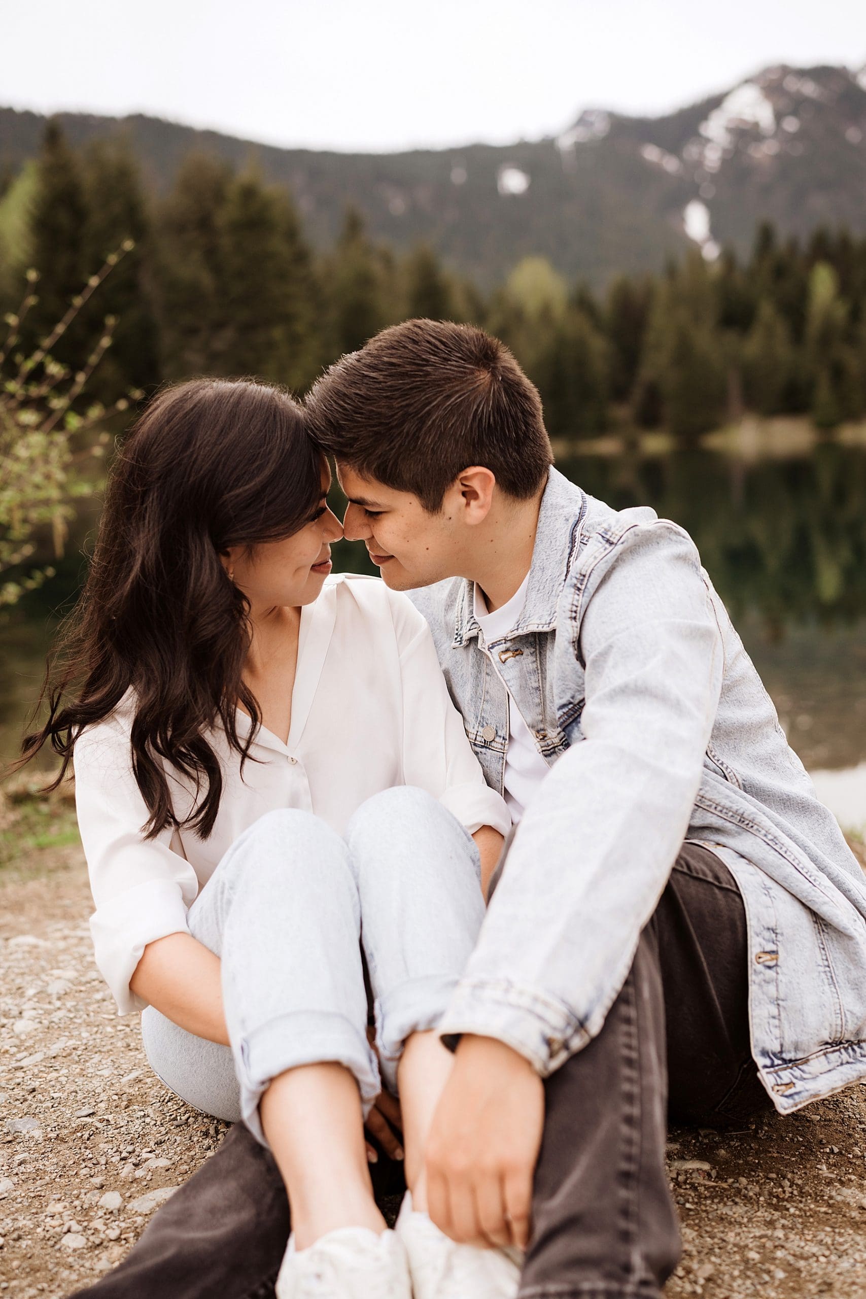 Seattle Engagement Session at Gold Creek Pond | Kelly O'Connor Photography | Destination Wedding Photography | couples portraits, casual outfits for engagement session, blue jean outfits for engagement session | via kellyoconnorphotography.com