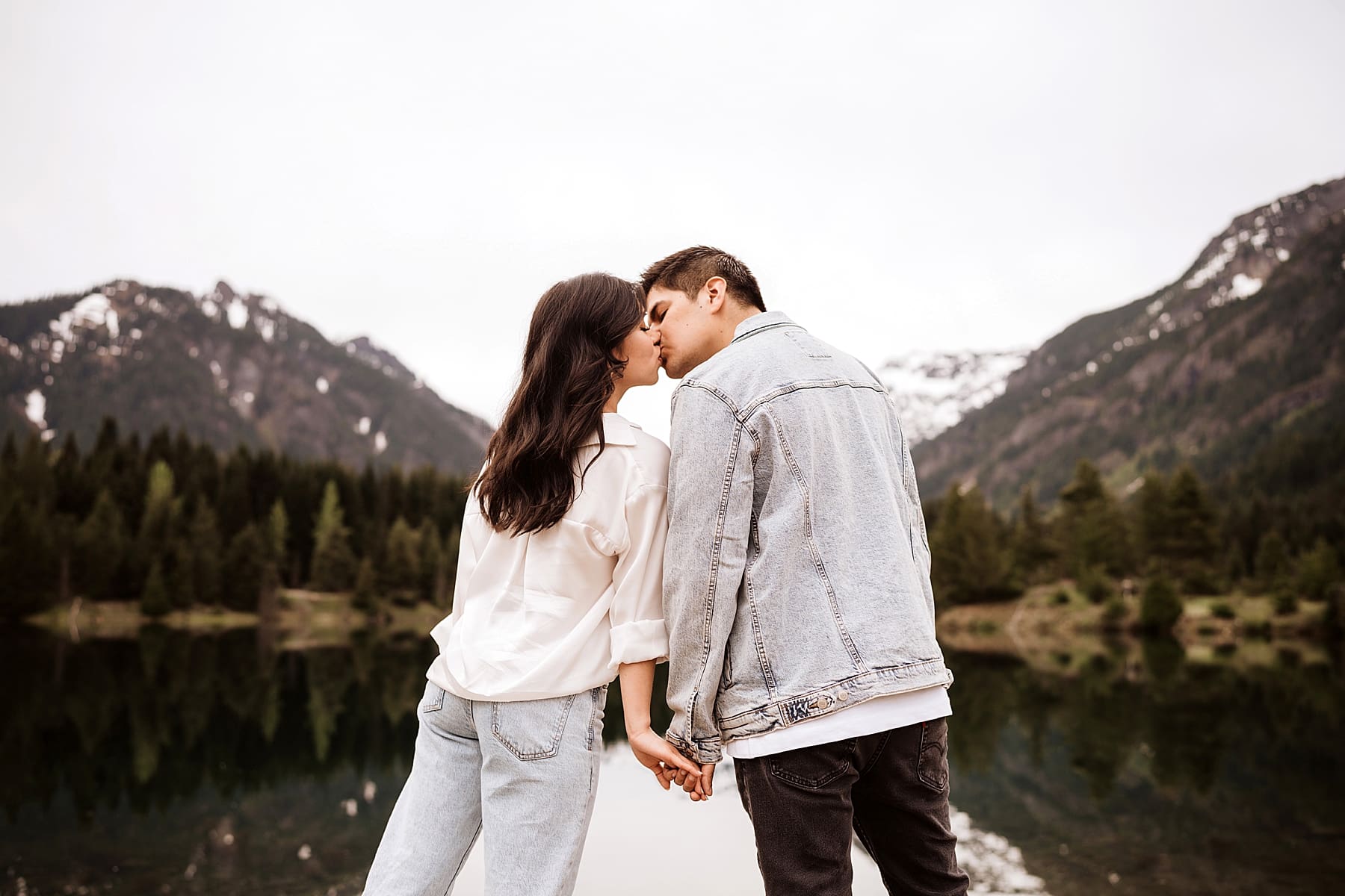 Seattle Engagement Session at Gold Creek Pond | Kelly O'Connor Photography | Destination Wedding Photography | couples portraits, casual outfits for engagement session, blue jean outfits for engagement session | via kellyoconnorphotography.com