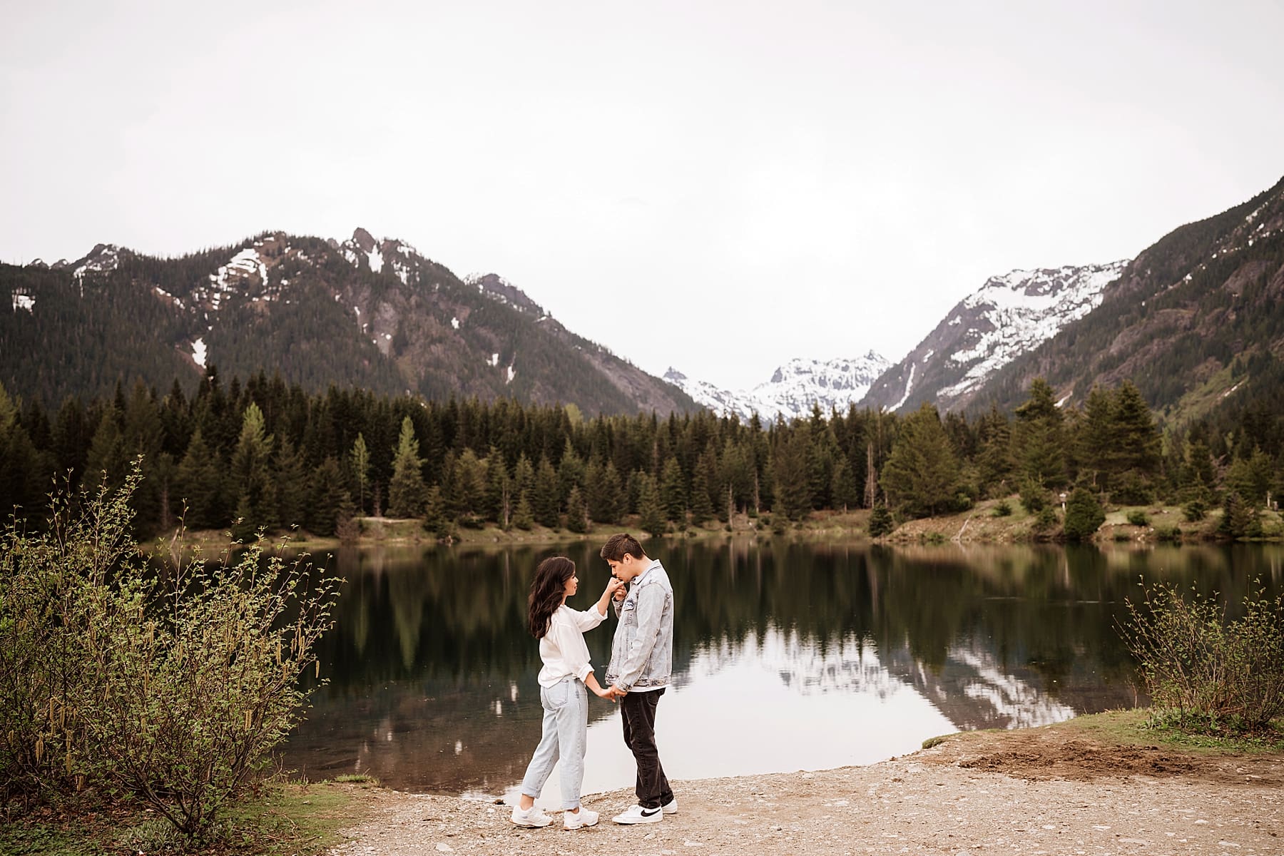 Seattle Engagement Session at Gold Creek Pond | Kelly O'Connor Photography | Destination Wedding Photography | couples portraits, casual outfits for engagement session, blue jean outfits for engagement session | via kellyoconnorphotography.com
