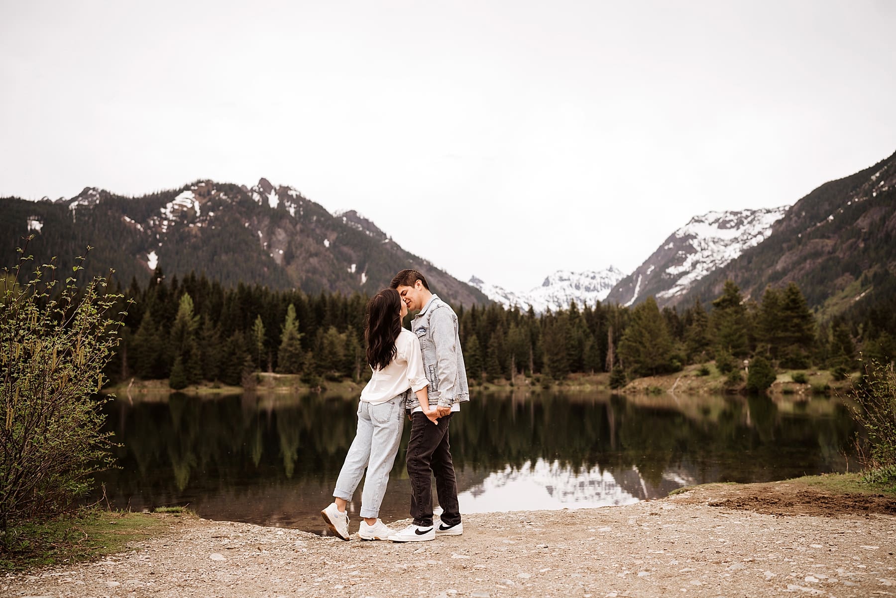 Seattle Engagement Session at Gold Creek Pond | Kelly O'Connor Photography | Destination Wedding Photography | couples portraits, casual outfits for engagement session, blue jean outfits for engagement session | via kellyoconnorphotography.com