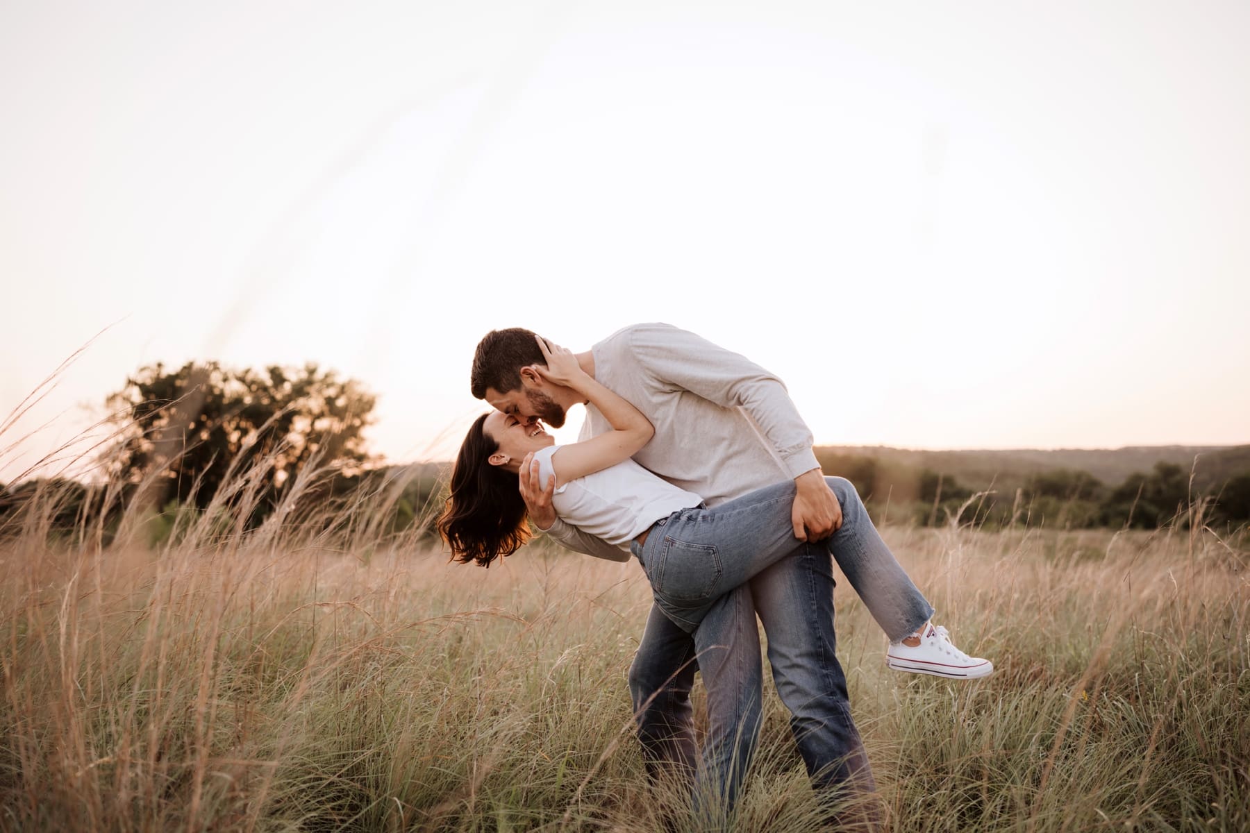 Casual Outfits for Engagement Sessions | Kelly O'Connor Photography | Austin Wedding Photographer | causal outfit ideas, couples portraits, blue jeans and white t-shirt outfit | via kellyoconnorphotography.com
