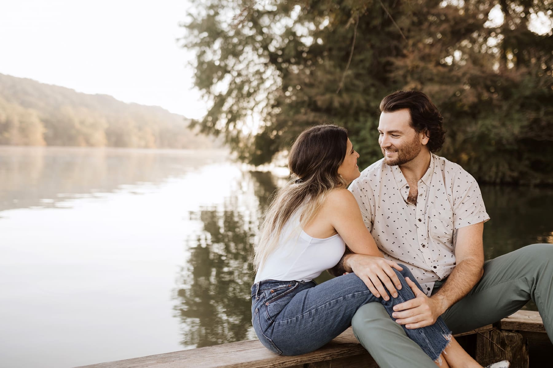 Casual Outfits for Engagement Sessions | Kelly O'Connor Photography | Austin Wedding Photographer | causal outfit ideas, couples portraits, blue jeans and white t-shirt outfit | via kellyoconnorphotography.com