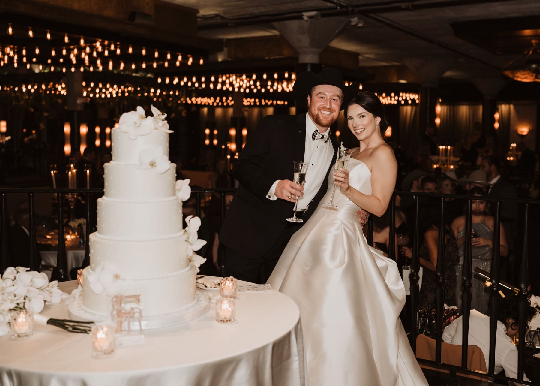 Luxury Wedding Day in Houston, Texas at the Astorian | Texas Longhorn Wedding with DKR cake | Kelly O'Connor Photography
