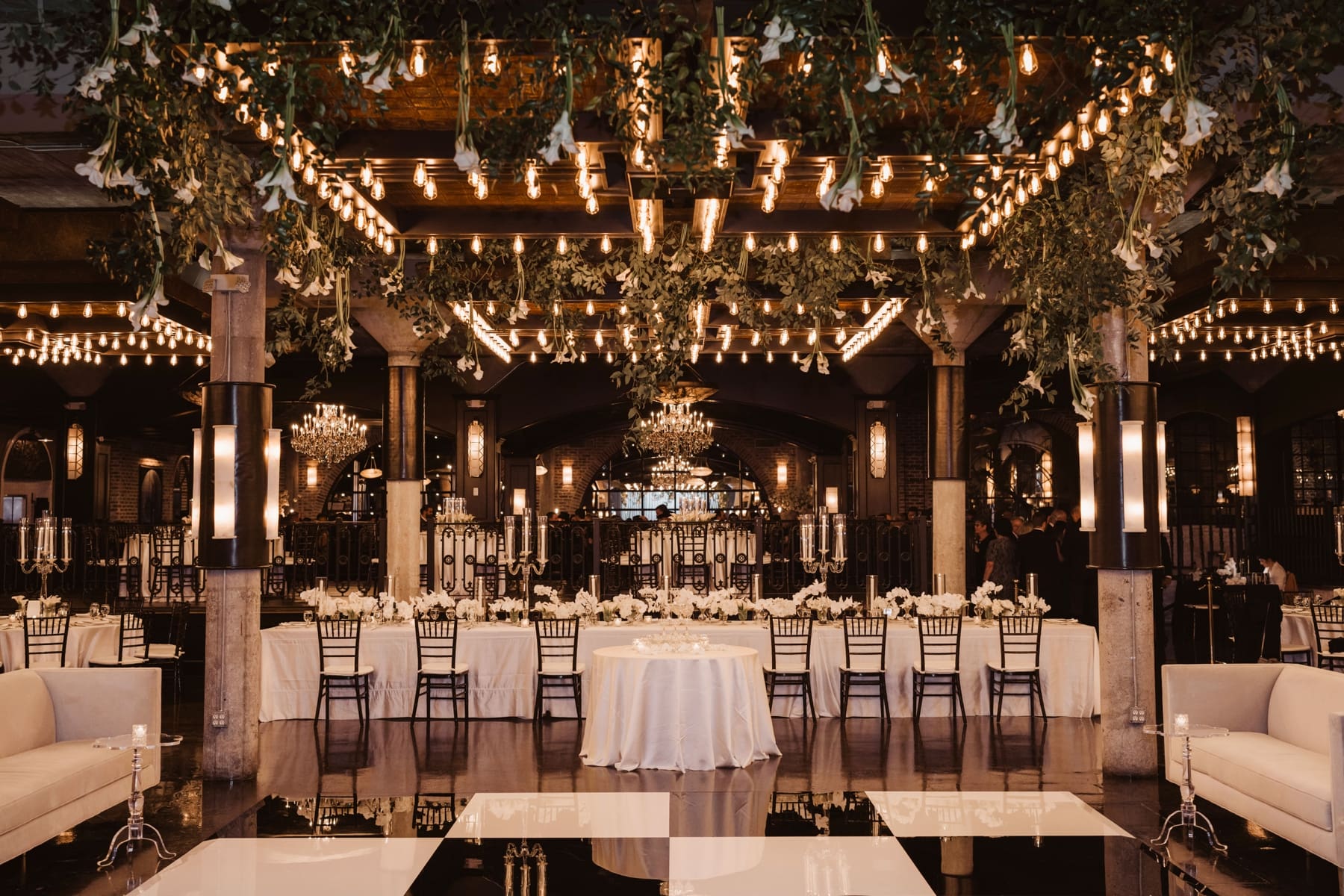 Luxury Wedding Day in Houston, Texas at the Astorian | Texas Longhorn Wedding with DKR cake | Kelly O'Connor Photography