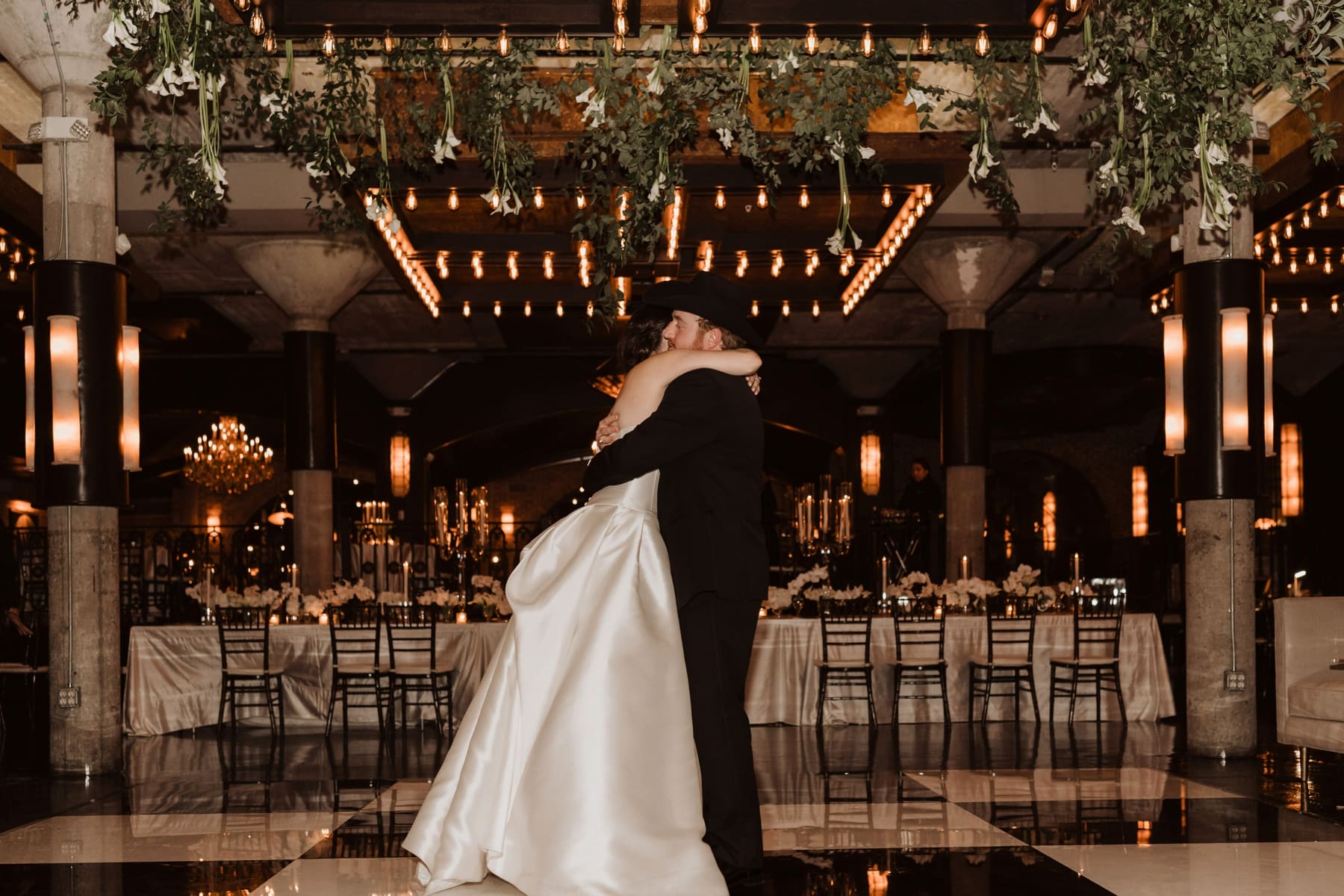 Luxury Wedding Day in Houston, Texas at the Astorian | Texas Longhorn Wedding with DKR cake | Kelly O'Connor Photography