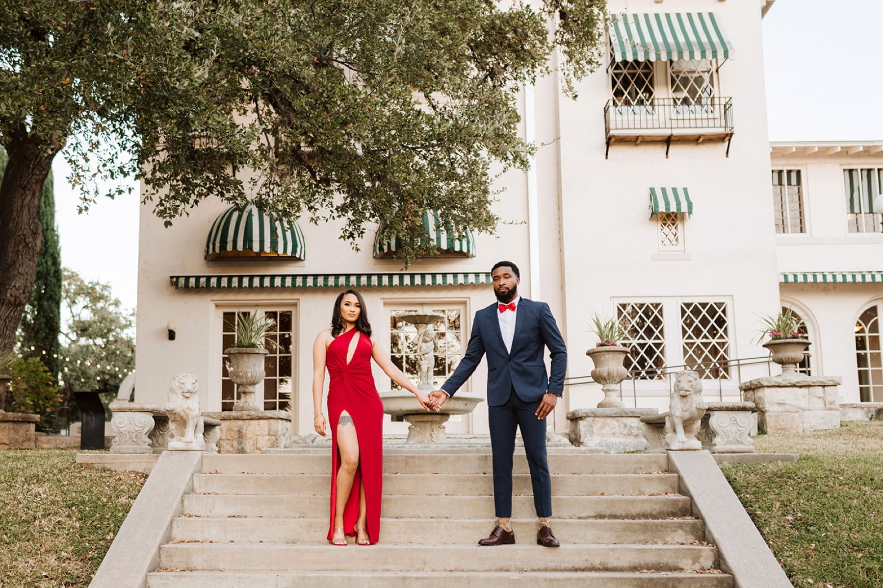 Laguna Gloria engagement session in Austin, TX for a colorful a chic backdrop. | 10 Best Engagement and Portrait Session Locations in Austin, TX | Kelly O'Connor Photography 
