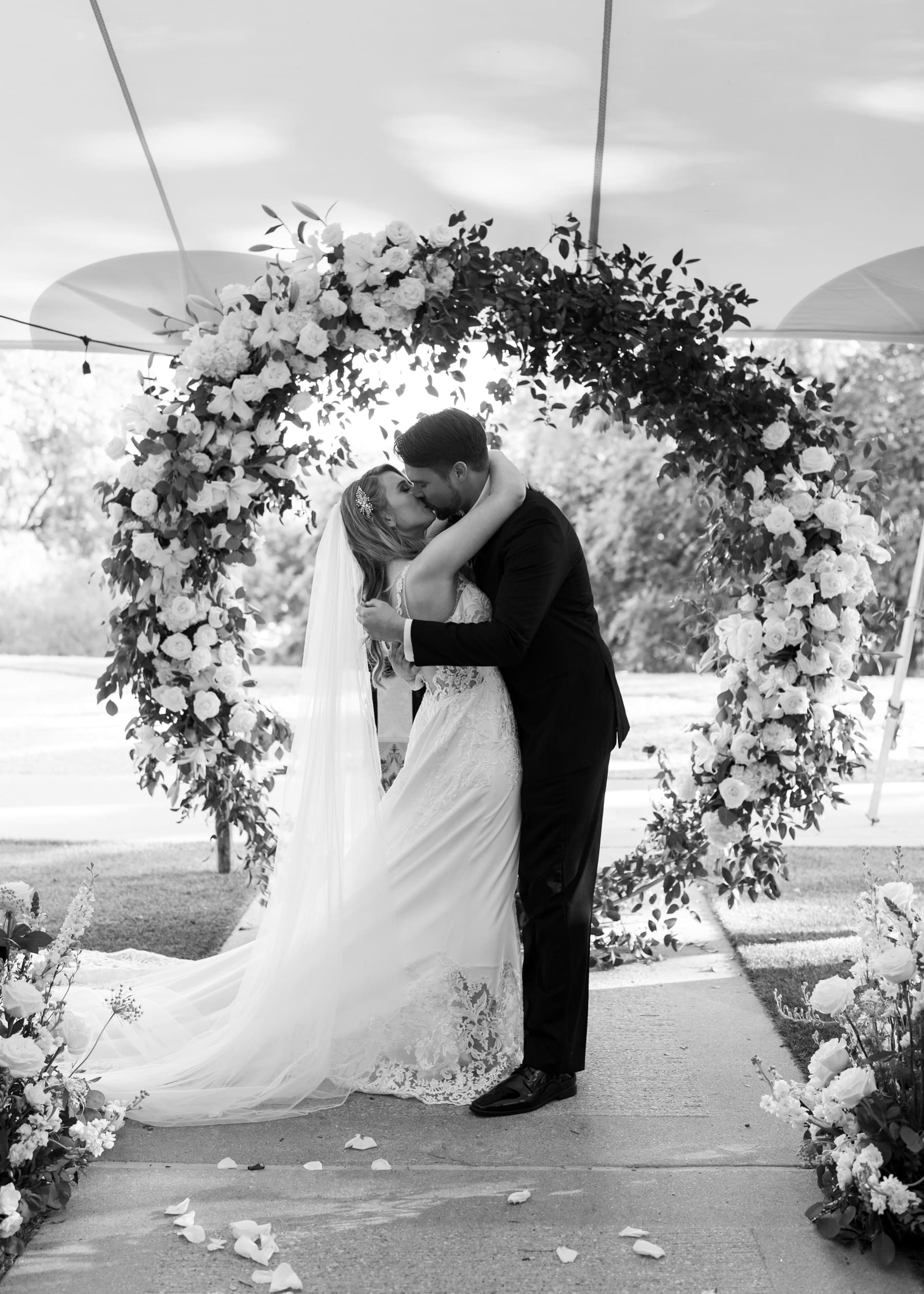 Classic White Wedding at the Four Seasons in Downtown Austin | Spring Wedding in Texas | Kelly O'Connor Photography